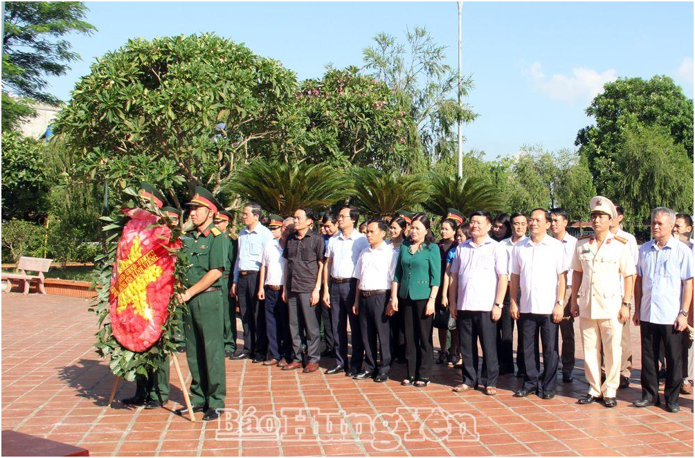 Đoàn đặt vòng hoa, dâng hương tại nghĩa trang liệt sỹ huyện Văn Lâm