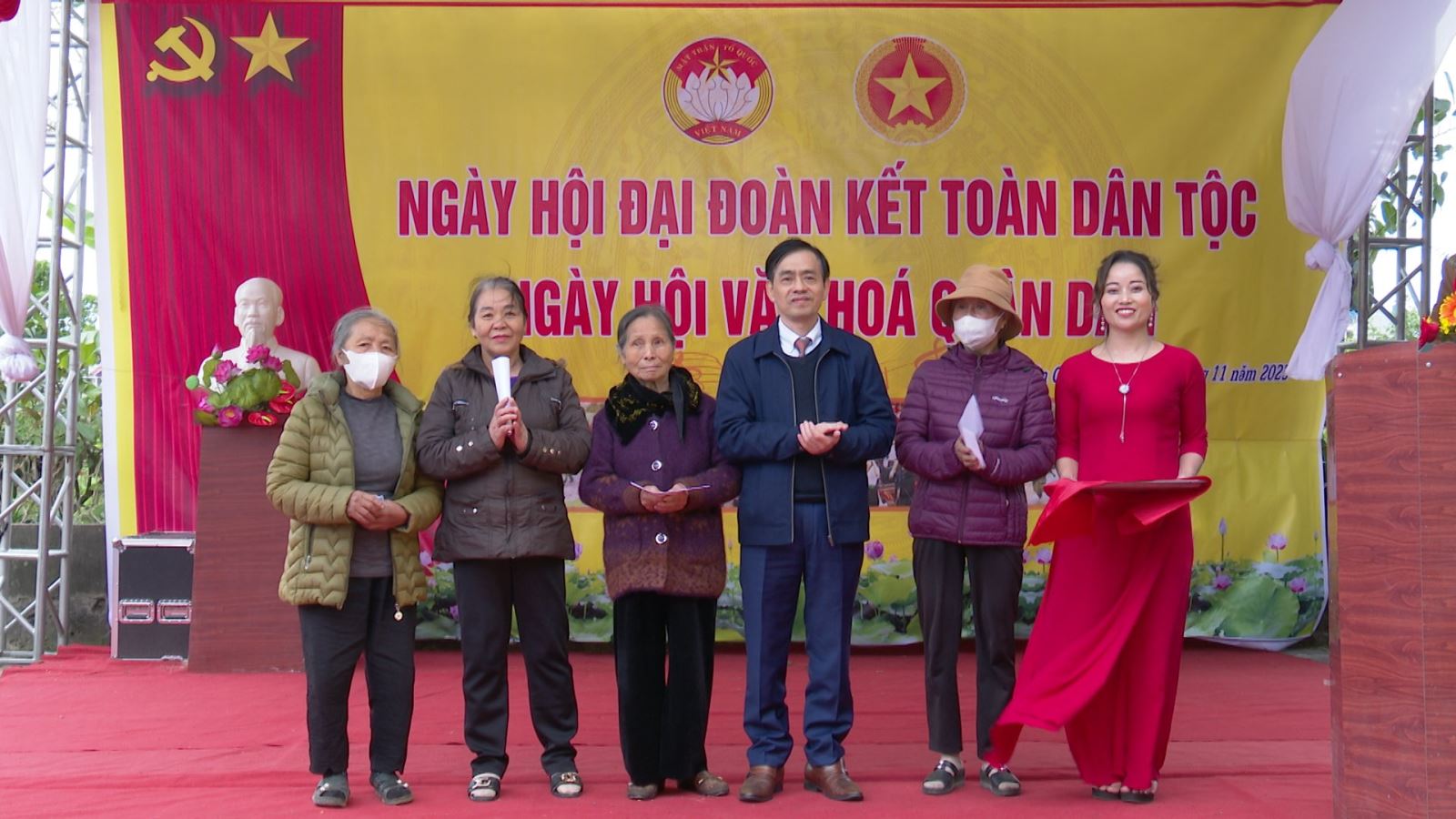 Đồng chí Phạm Xuân Thắng, Phó bí thư Huyện ủy, Chủ tịch UBND huyện dự ngày hội Đại đoàn kết toàn dân tộc - Ngày hội văn hóa quân dân Khu dân cư Cao Quán xã Hồng Tiến