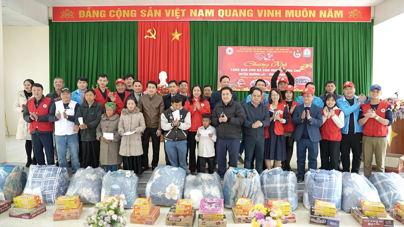 Huyện Khoái Châu trao tặng 300 suất quà “Đông ấm vùng cao” Tại huyện Mường Lát, tỉnh Thanh Hóa