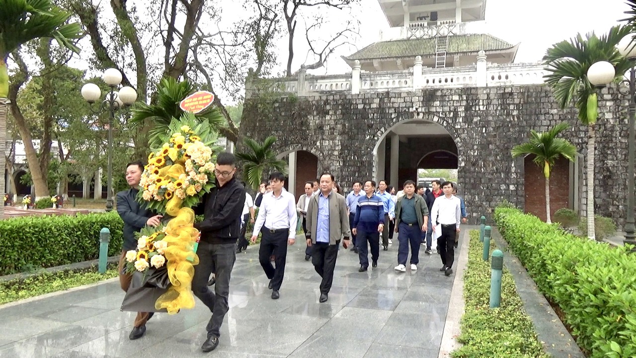Khoái Châu tổ chức thăm viếng Nghĩa trang Liệt sỹ  và các địa danh lịch sử tại Điện Biên và Sơn La