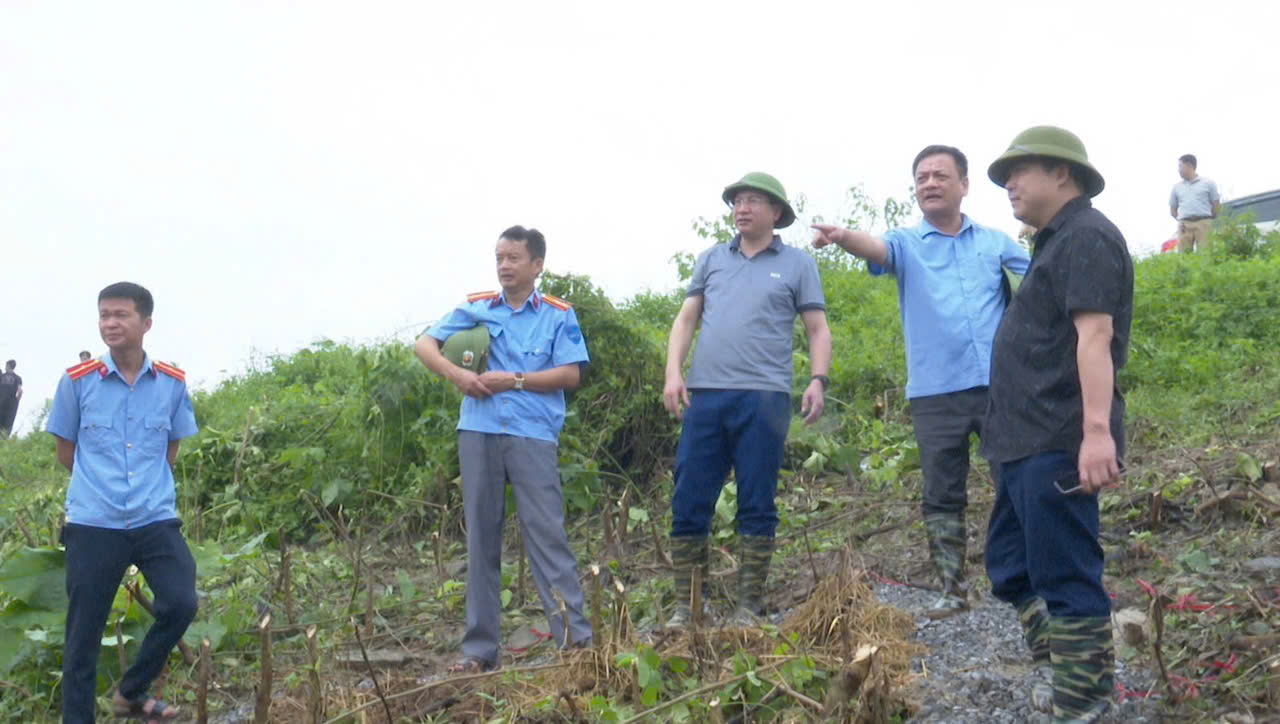 Đồng chí  Lê Hải Nam – HUV, PCT UBND huyện kiểm tra công tác ứng phó với diễn biến tình hình mưa lũ sau bão số 3 tại các xã có đê, bối