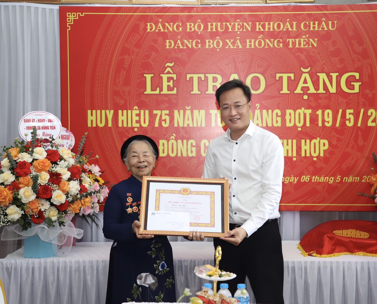 Đồng chí Nguyễn Hữu Nghĩa, Ủy viên BCH Trung ương Đảng, Bí thư Tỉnh ủy trao tặng Huy hiệu Đảng đợt 19.5.2024 tại xã Hồng Tiến