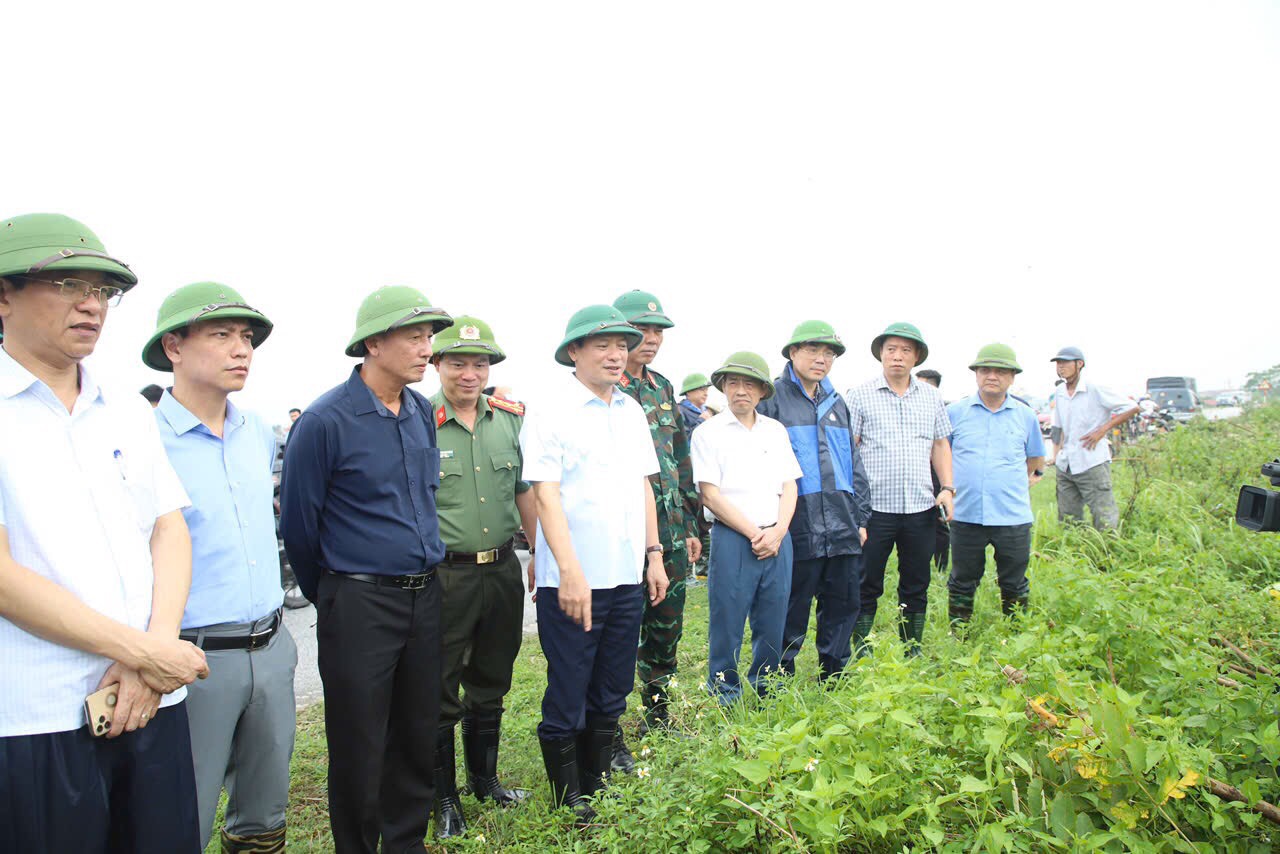 Đồng chí Chủ tịch UBND tỉnh Trần Quốc Văn kiểm tra công tác ứng phó với mưa, lũ tại huyện Khoái Châu