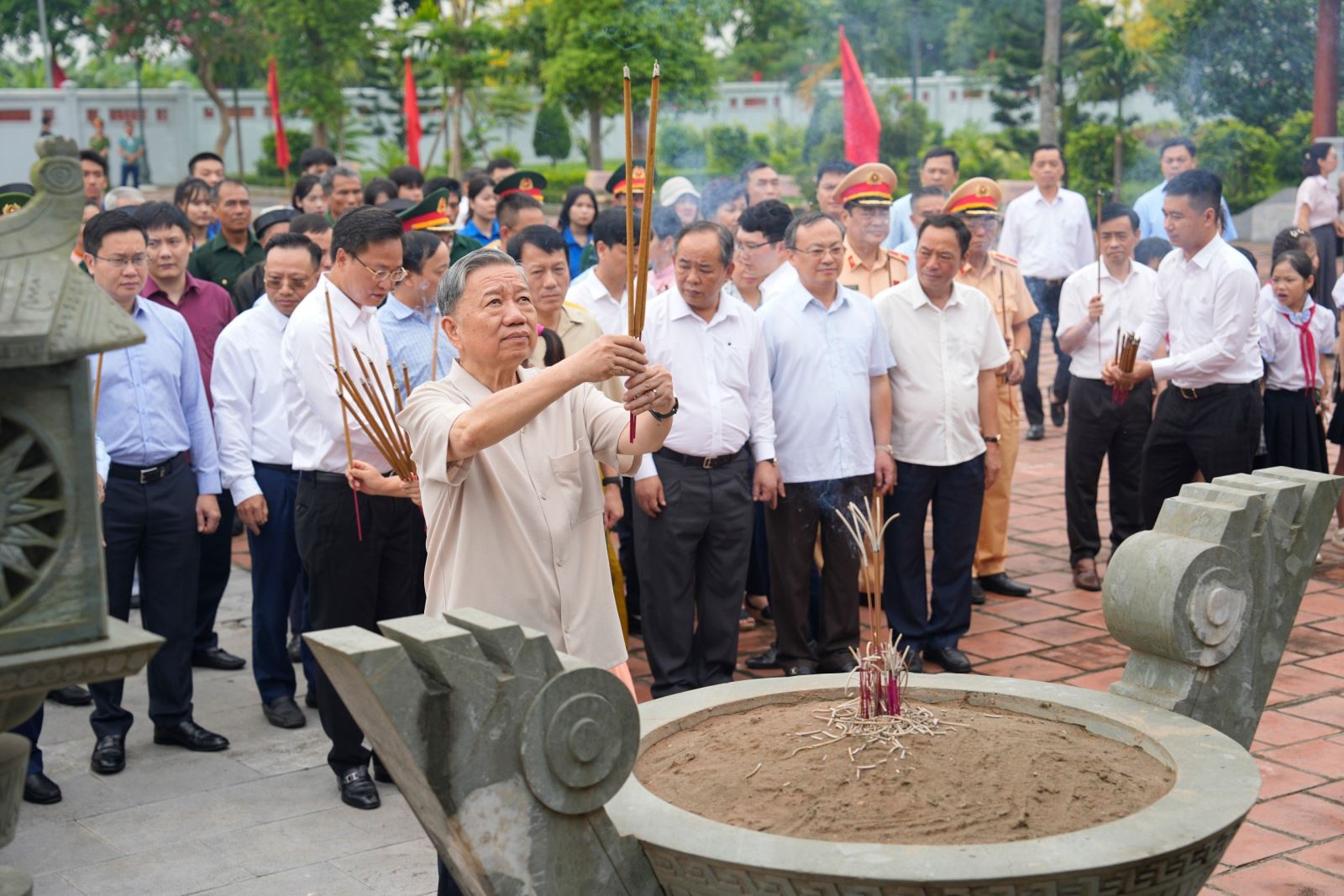 Chủ tịch nước Tô Lâm dâng hương tại Đền thờ Triệu Việt Vương