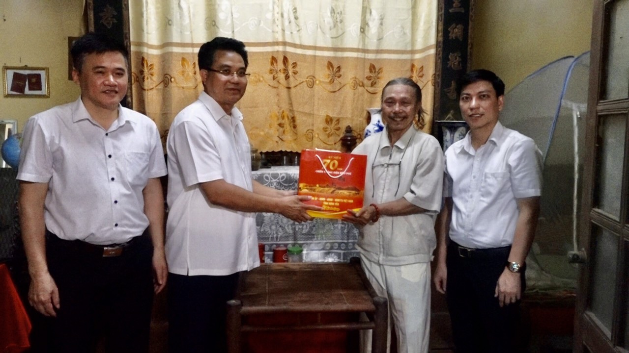Đồng chí Lê Quang Hòa, UVBTVTU; Chủ nhiệm UBKT Tỉnh ủy đến thăm và tặng quà các gia đình chính sách, chiến sĩ Điện Biên Phủ tại xã Đông Kết                                
