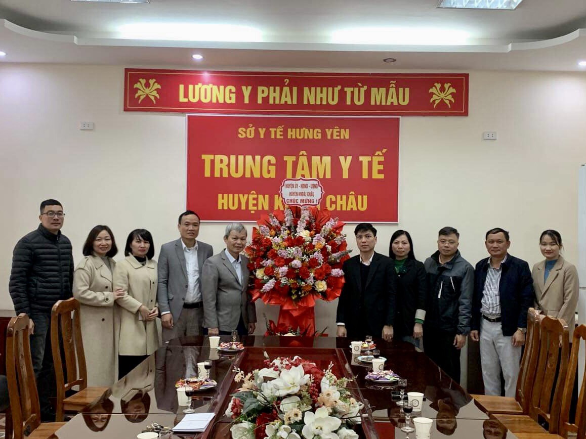 Đồng chí Bí thư Huyện ủy Bùi Huy Cường thăm, chúc mừng nhân ngày Thầy thuốc Việt Nam 27/2