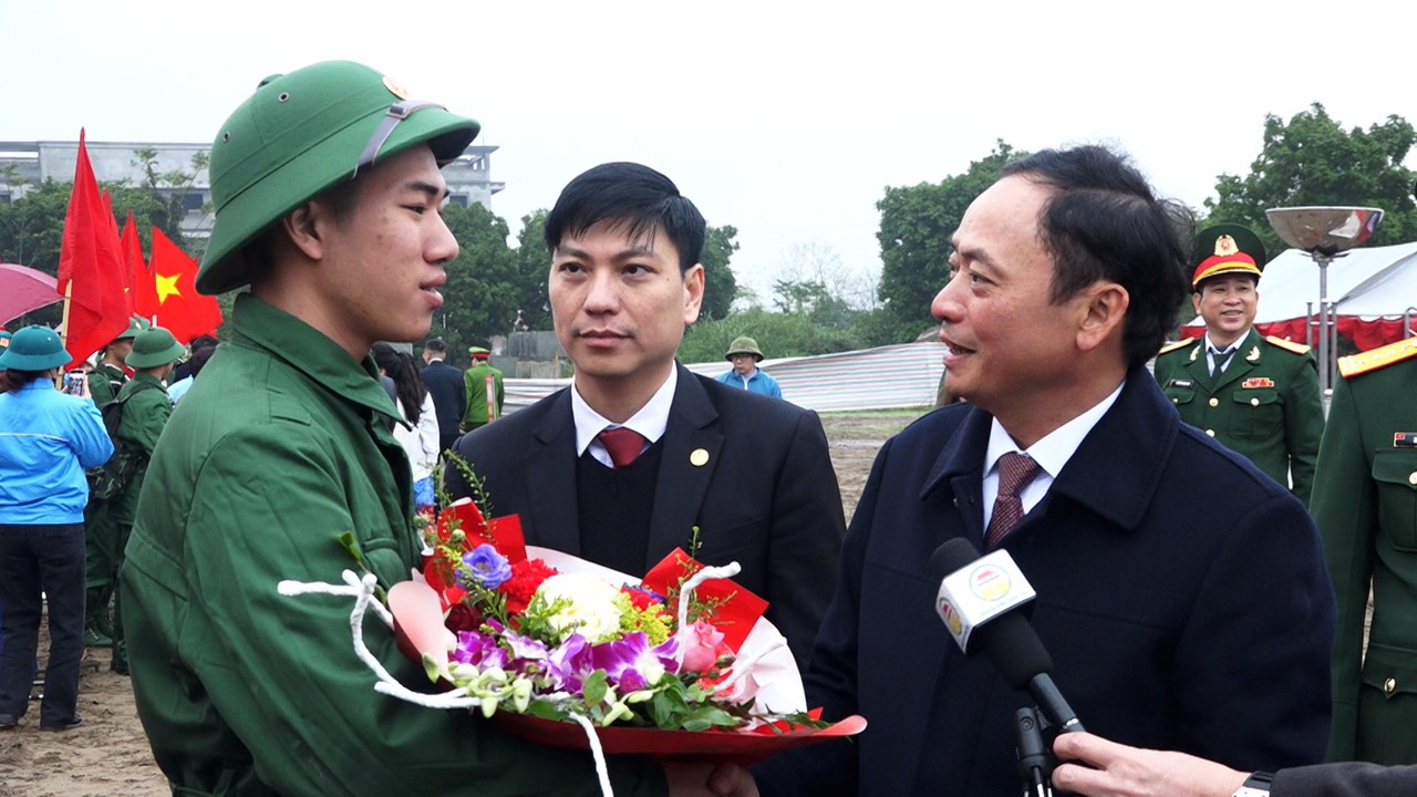 Đồng chí Trần Quốc Văn, Phó bí thư tỉnh ủy, Chủ tịch UBND tỉnh dự lễ giao, nhận quân năm 2024, tại huyện Khoái Châu