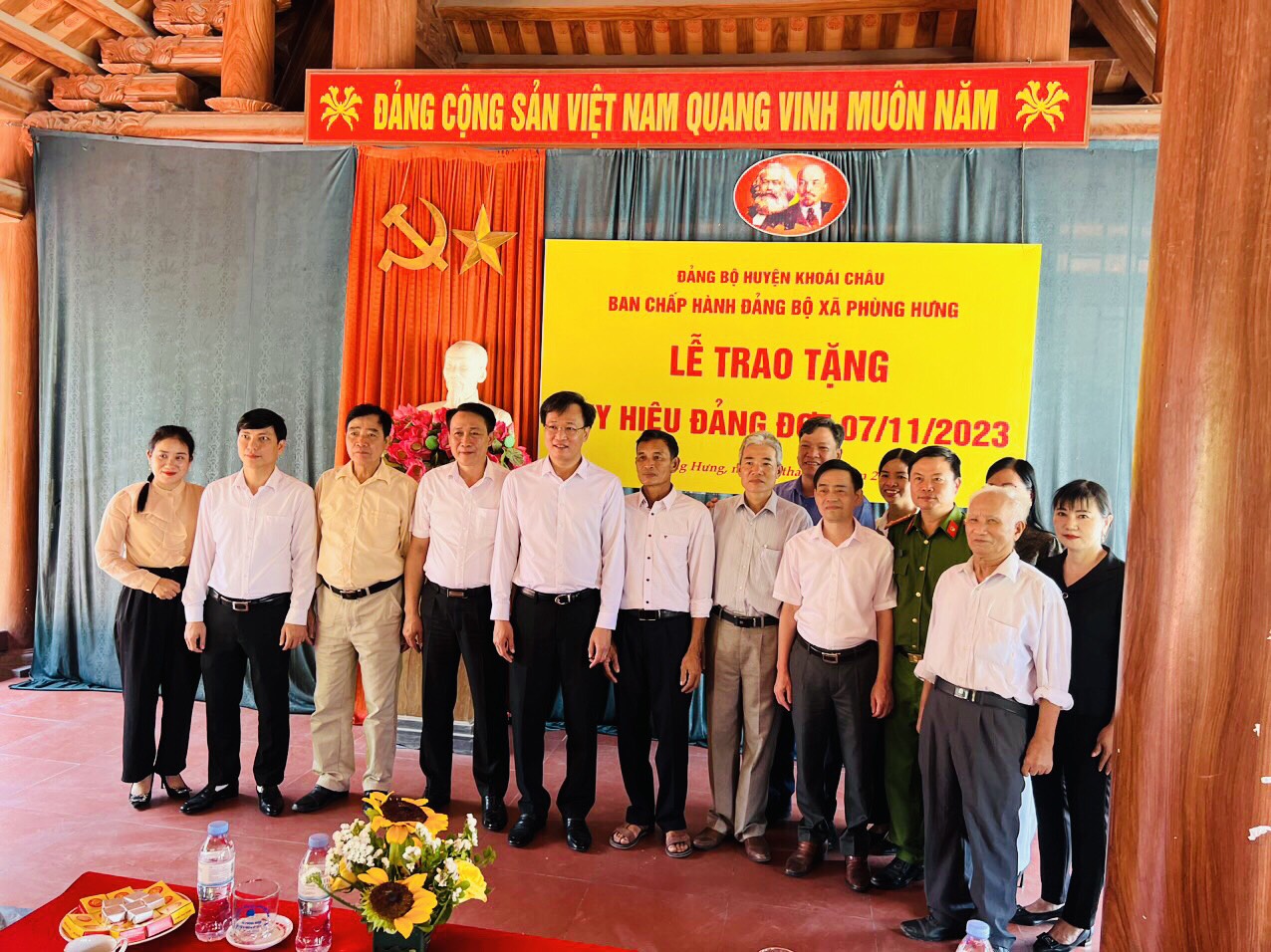 LÃNH ĐẠO TỈNH TRAO TẶNG HUY HIỆU ĐẢNG TẠI ĐẢNG BỘ  HUYỆN KHOÁI CHÂU