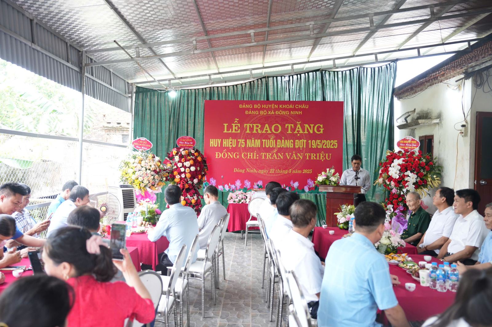 Chủ tịch UBND tỉnh Trần Quốc Văn trao Huy hiệu 75 năm tuổi Đảng đối với Đảng viên Trần Văn Triệu – chi bộ thôn Duyên Linh xã Đông Ninh