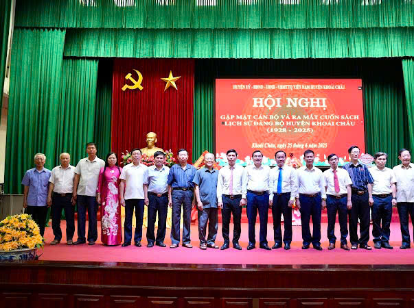 Khoái Châu gặp mặt cán bộ và ra mắt cuốn sách Lịch sử Đảng bộ huyện Khoái Châu (1928 - 2025)