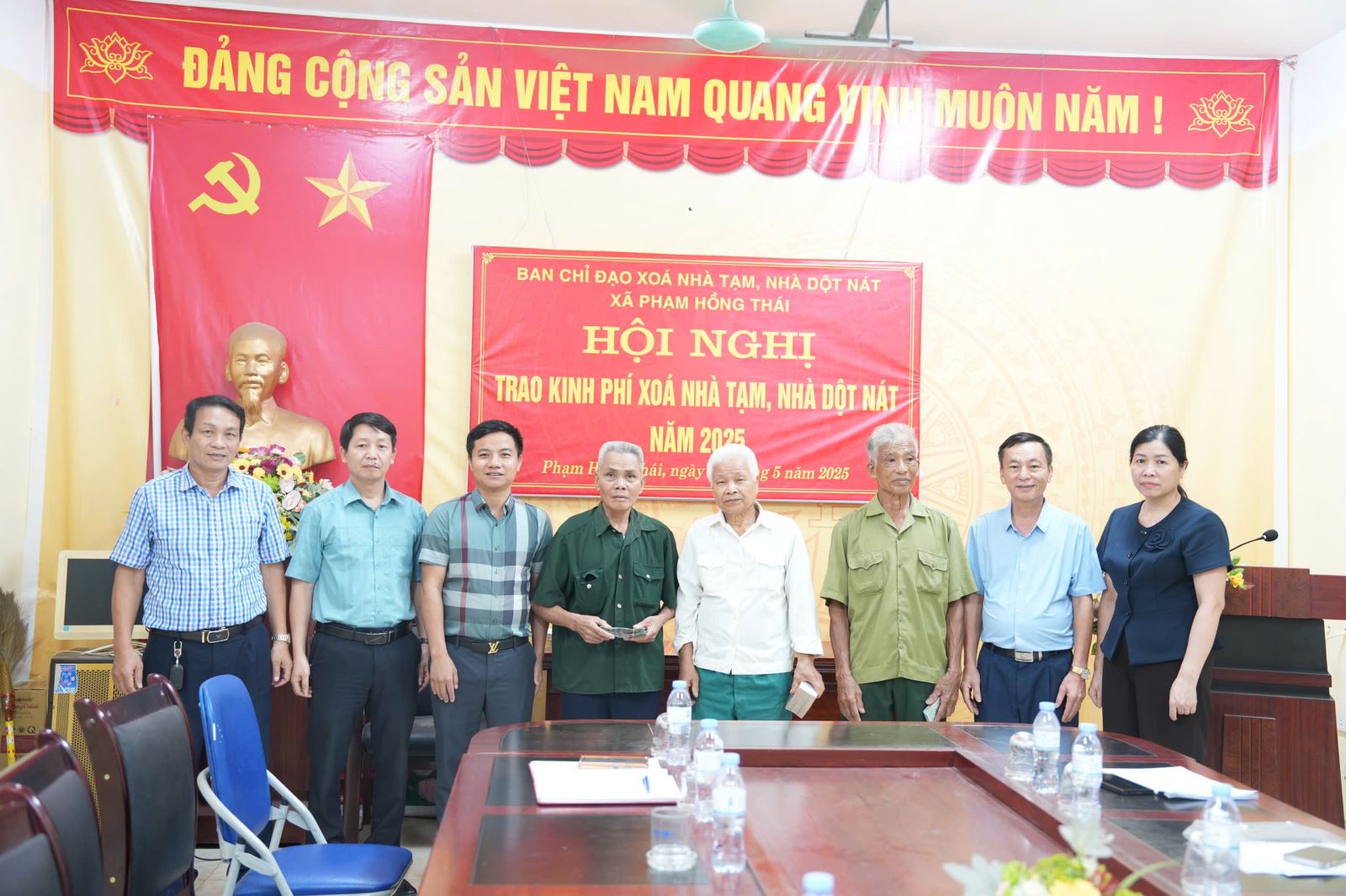 Khoái Châu trao kinh phí hỗ trợ xoá nhà tạm, nhà dột nát cho các hộ dân tại xã Phạm Hồng Thái