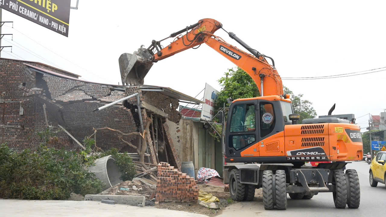 Khoái Châu tổ chức giải toả công trình vi phạm hành lang đường ĐT.379 và hành lang thuỷ lợi kênh Đ15 tại xã Tân Dân