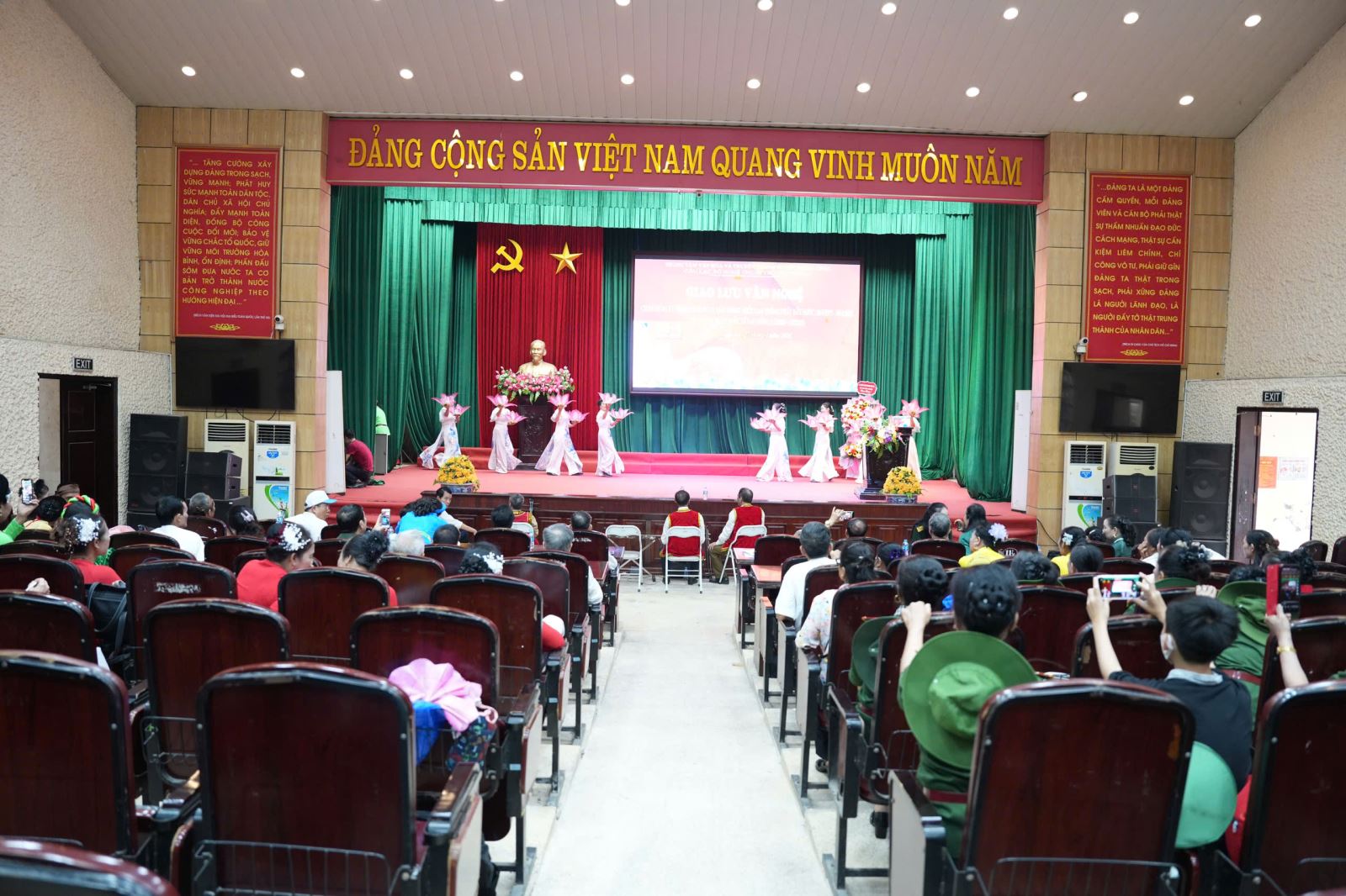 Khoái Châu tổ chức chương trình văn nghệ chào mừng kỷ niệm 30/4 và 1/5